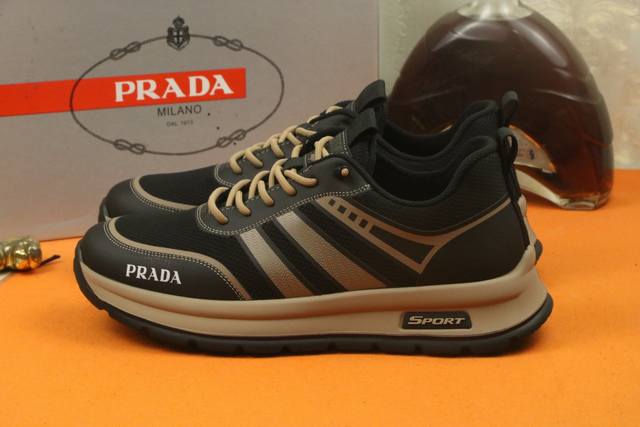 工厂价 爆单款 Prada 普拉达 香港专柜休闲鞋，专柜品质，优质做工，鞋面采用进口透气飞织弹力布面料，舒适透气内里，原板防滑橡胶大底 ，休闲时尚，高端品质，码